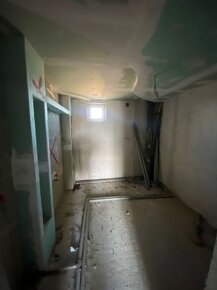 Exkluzívne rozostavaný dom a hosp. objekt v obci Veľké Lovce - 7