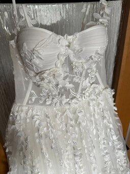 Svadobné šaty s 3D kvetmi - Ange Etoiles - 7