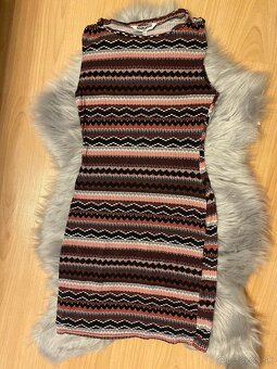 2x obtiahnuté šaty - 7