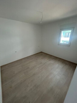 4 izb. Chorvátsko, Makarska, 122m2, terasa, p.2/3, 2x parkin - 7
