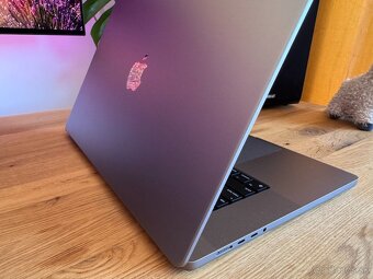 16" Macbook pro M1 Max - 64gb RAM, 1TB SSD, 24 jadrová GPU - 7