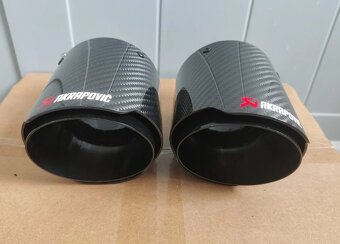 Univerzálna  koncovka výfuku Logo: Akrapovič  dizajn Carbon - 7