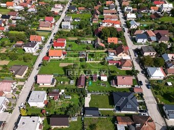 REZERVOVANÉ Na predaj krásny stavebný pozemok v obci... - 7