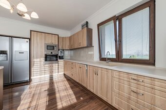 KOMÁROVCE - 5 IZBOVÝ RD 360 M2 SO SAUNOU, POZEMOK 3.629 M2 - 7