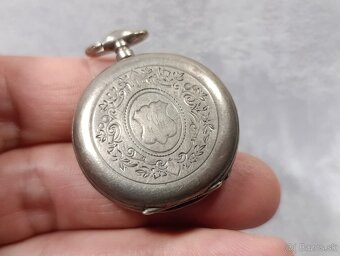 Stříbrné kapesní hodinky - kličovky, gravírované, rok 1885 - 7