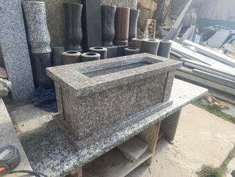 Urnovy hrob, kvetináče, stolíky,parapety - 7