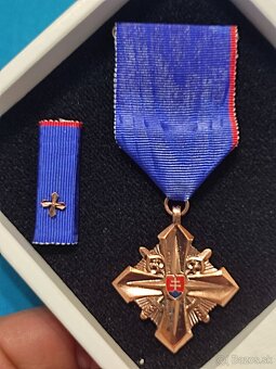 2 odznaky Padakovi specialisti a 2 odznaky za vernosť - 7