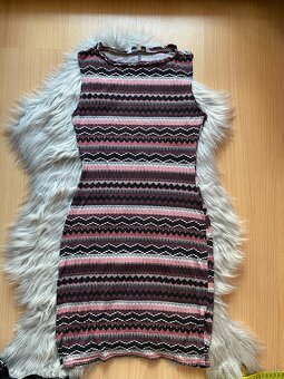 2x obtiahnuté šaty - 7