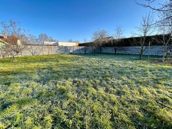 Na predaj veľký pozemok 1459 m² so starším RD v Bystričanoch - 7