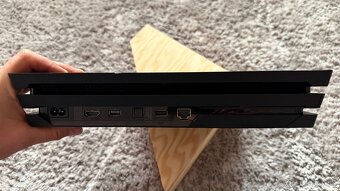 Sony PlayStation 4 Pro (1 TB, 2 ovladace vyborny stav) - 7