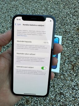 iPhone 12 - baterie 100% - 7