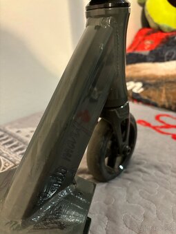 Kolobezka Versatyl Bloody Mary V2 + prilba - 7