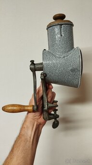 Velmi starý krásný velký mlýnek na strouhanku IDA se smaltem - 7