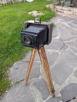 Historický fotoaparát, drevený statív. - 7
