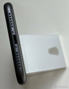 Apple iPhone 11 64 GB čierny / batéria 93 % - 7