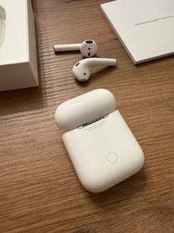 Apple AirPods 2. generácia s nabíjacím puzdrom + bal - 7