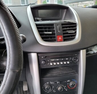 Peugeot 207 1.4 benzín - 7