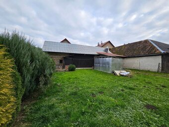 PREDAJ: Priestranný 2-generačný rodinný dom s potenciálom a  - 7