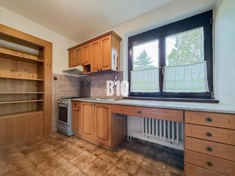 Priestranný rodinný dom s garážou na veľkom pozemku v obci V - 7