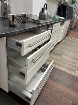 Svetlá dizajnová kuchyňa SIMBA - 7