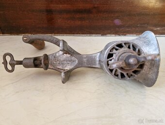 Starožitný mlynček na mäso - 7