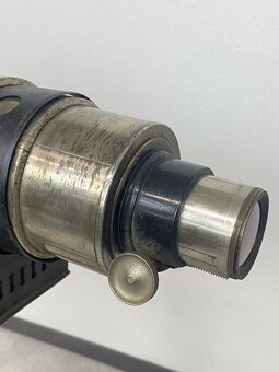 Starožitný projektor na trojnožke - 7