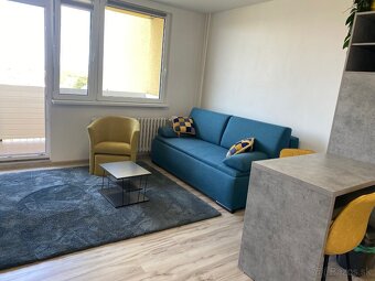 Moderne riešený byt s veľkou loggiou - 7