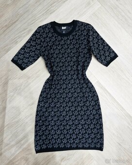 NOVE Guess a DKNY monogram logovane zimne saty - 7