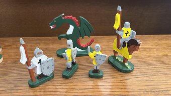 Drevený hrad s rytiermi, koňom a drakom - 7