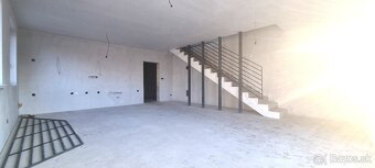 PRÁVE SKOLAUDOVANÝ 5i. RD 118m2 + ZÁHRADA + 2x PARKING / BA. - 7