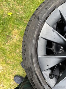 Predám zimné kolesá+pneumatiky Pirelli 255/40 R20 – Tesla Y - 7