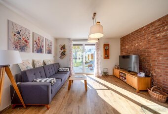 RODINNÝ DOM S ÚŽASNÝM SÚKROMÍM, VEĽKORYSÝM POZEMKOM A MODERN - 7