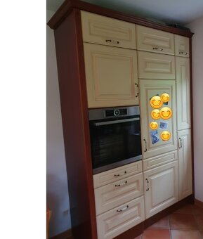 Moderná pekná kuchynská linka so spotrebičmi - 7