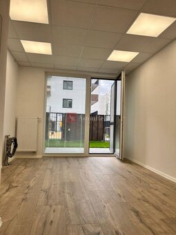 Obchodno-kancel. priestor / byt s predzáhradkou a VIP parkov - 7