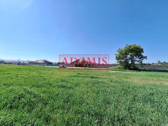 ADOMIS  - predáme stavebný pozemok Seňa 585m2,len 15min. z K - 7