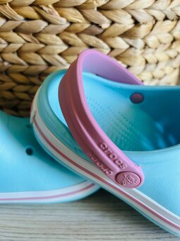 KRÁSNE ŠĽAPKY značky CROCS, PC 57 EUR - 7