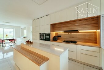 Moderný a priestranný 5 izbový dom s veľkým pozemkom - 7