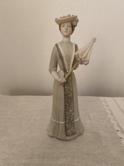 Royal dux žena s dáždnikom porcelánová soška - 7