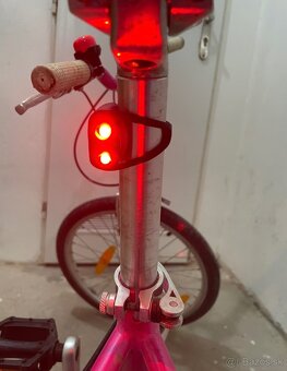 Růžový holčičí kolo značky Specialized - 7