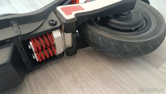 Elektrická kolobežka Aprilia ESR2 - 7