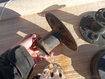 Predám stredy kolies na čz 125/150 c - 7