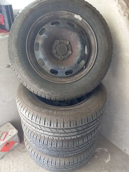 195/65 R15 pneumatiky na diskoch,puklice,strešný nosič - 7