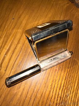 Staré spony, natáčky, holičský strojek na vlasy, flakony - 7