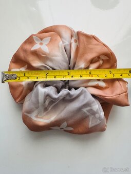Hodvabna Louis Vuitton ozdoba do vlasov gumicka monogram - 7