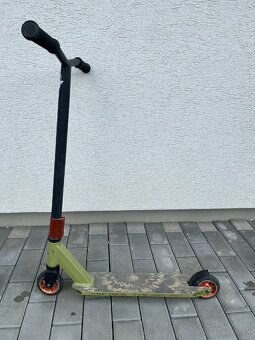 koloběžka a skateboard - 7