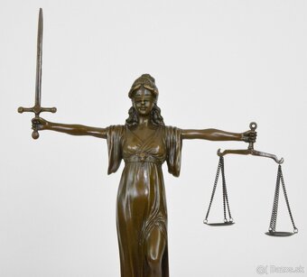 Bronzová soška - Justicia na mramoru - 7