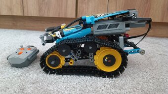LEGO Technic 42095 – Remote-Controlled Stunt Racer - 7