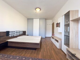 NA PREDAJ VEĽKÝ 1,5 IZB. BYT V CENTRE MESTA, 42M2, HURBANOVA - 7