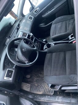 Rozpredam na náhradné diely Peugeot 307 - 7