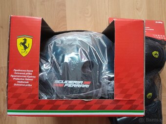 Kolobežka Ferrari a set chrániče a prilba - 7